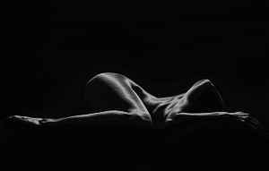 Femme allongée photo noir et blanc
