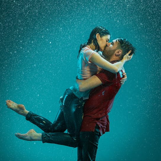 couple s'embrassant sous lapluie
